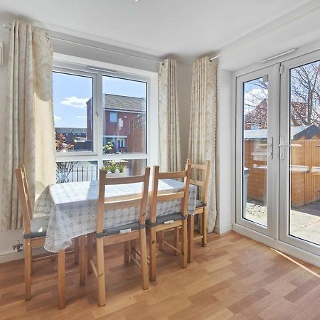 The Metcombe - Holiday Home With Free Parking 10 Minutes Walk To Etihad Stadium & Coop Live Arena Manchester Bagian luar foto