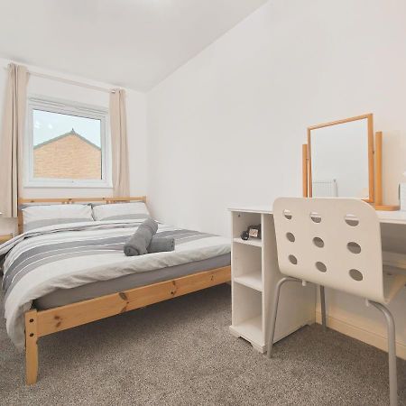 The Metcombe - Holiday Home With Free Parking 10 Minutes Walk To Etihad Stadium & Coop Live Arena Manchester Bagian luar foto